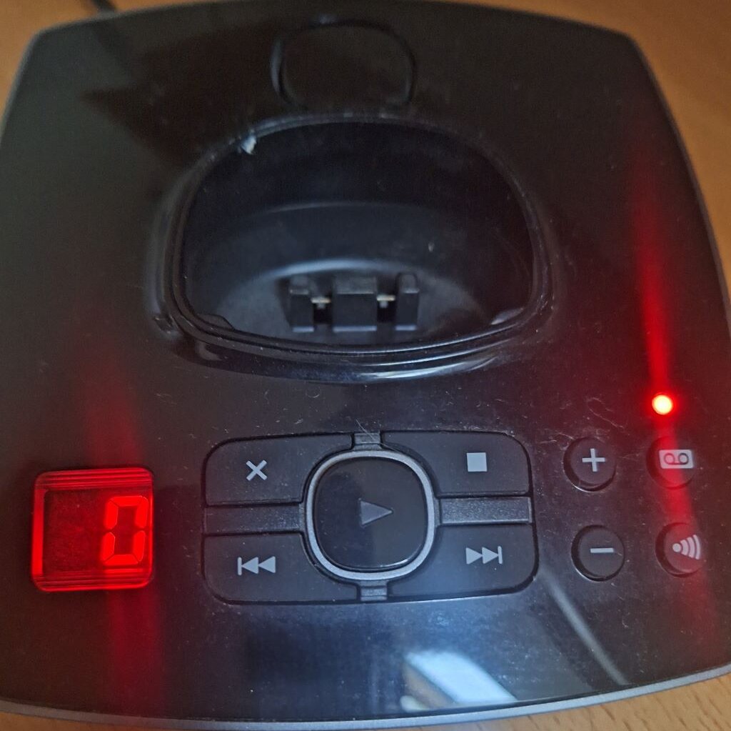 schwarzes flaches Gerät mit leuchtender Anzeige