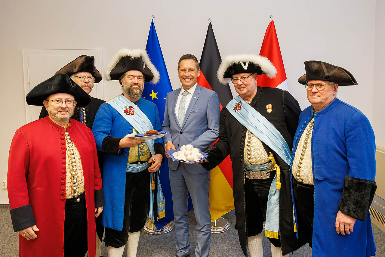 Halloren in traditioneller Tracht überreichen Oberbürgermeister Dr. Alexander Vogt (Mitte) die Neujahrsgaben: Salz, Soleier und Schlackwurst