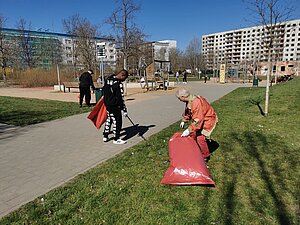 Foto auf dem Wahlkreismitarbeiter zu sehen sind, die Streumüll aufsammeln.