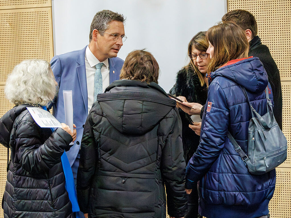 Oberbürgermeister mit Bürgern im Gespräch - hier bei einer Informationsveranstaltung im Januar 2026