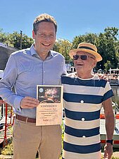 OB hält seinen Saaleschwimmschein in der Hand