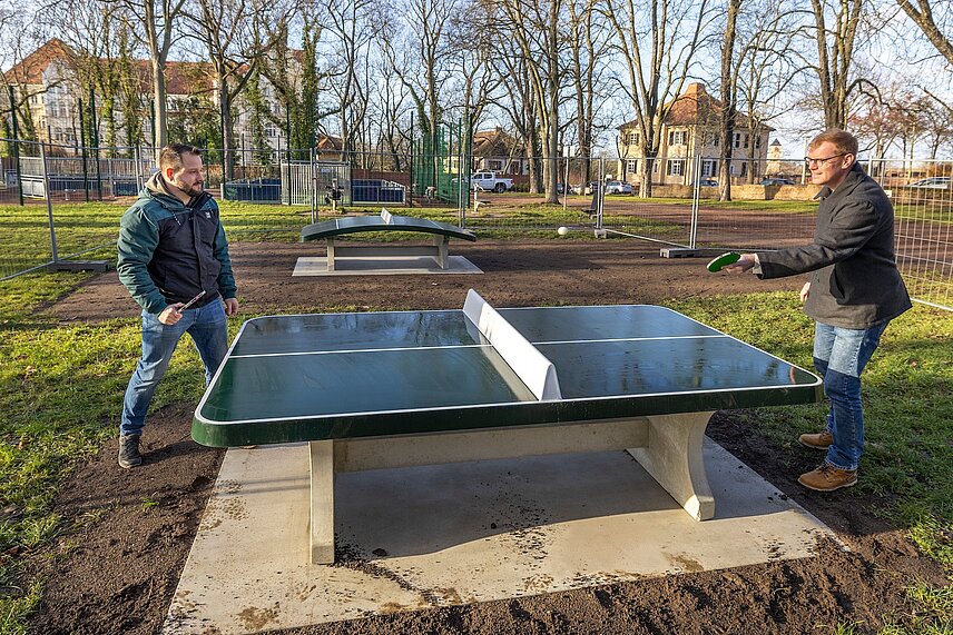 Zwei Männer spielen an der neuen Tischtennisplatte