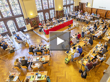 Blick auf den Stadtrat mit Wiedergabepfeil