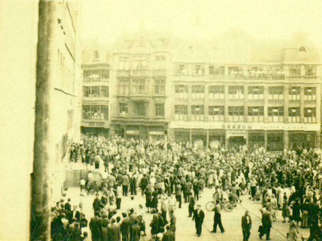 Protestierende Bevölkerung vor dem Rathaus am 17.06.1953