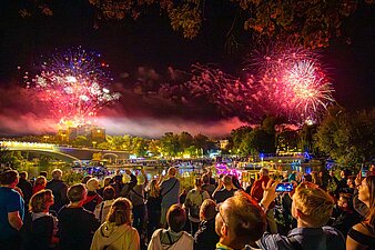 Spektakuläres Höhenfeuerwerk - diesmal von 3 Stellen aus