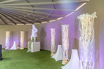 Bühnenbereich mit Händel-Denkmal in weiß