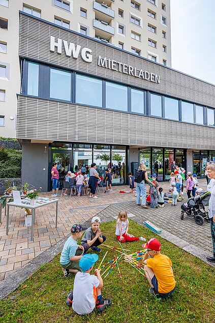 Spielende Kinder vor dem Gebäude