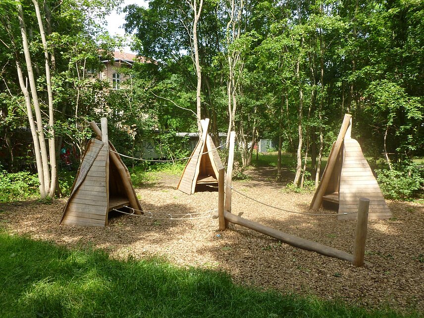 Spielplatz mit Zelten aus Holz