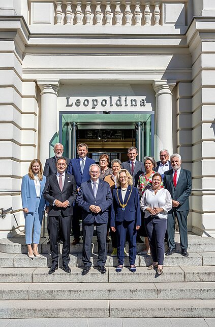 Das Kabinett vor dem Portal der Leopoldina mit  Oberbürgermeister Dr. Alexander Vogt und der Präsidentin der Leopoldina, Prof. Bettina Rockenbach