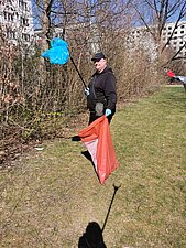 Foto auf dem Wahlkreismitarbeiter zu sehen sind, die Streumüll aufsammeln.
