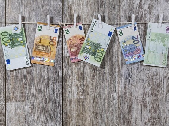 Euro-Scheine hängen an einer Wäscheleine.