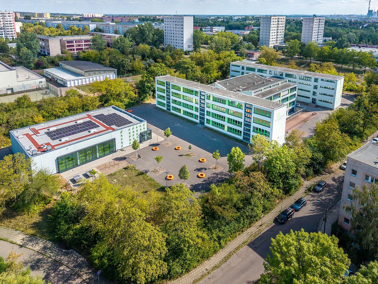 Drohnenaufnahme der Marguerite Friedlaender Gesamtschule im Süden der Stadt Halle (Saale)