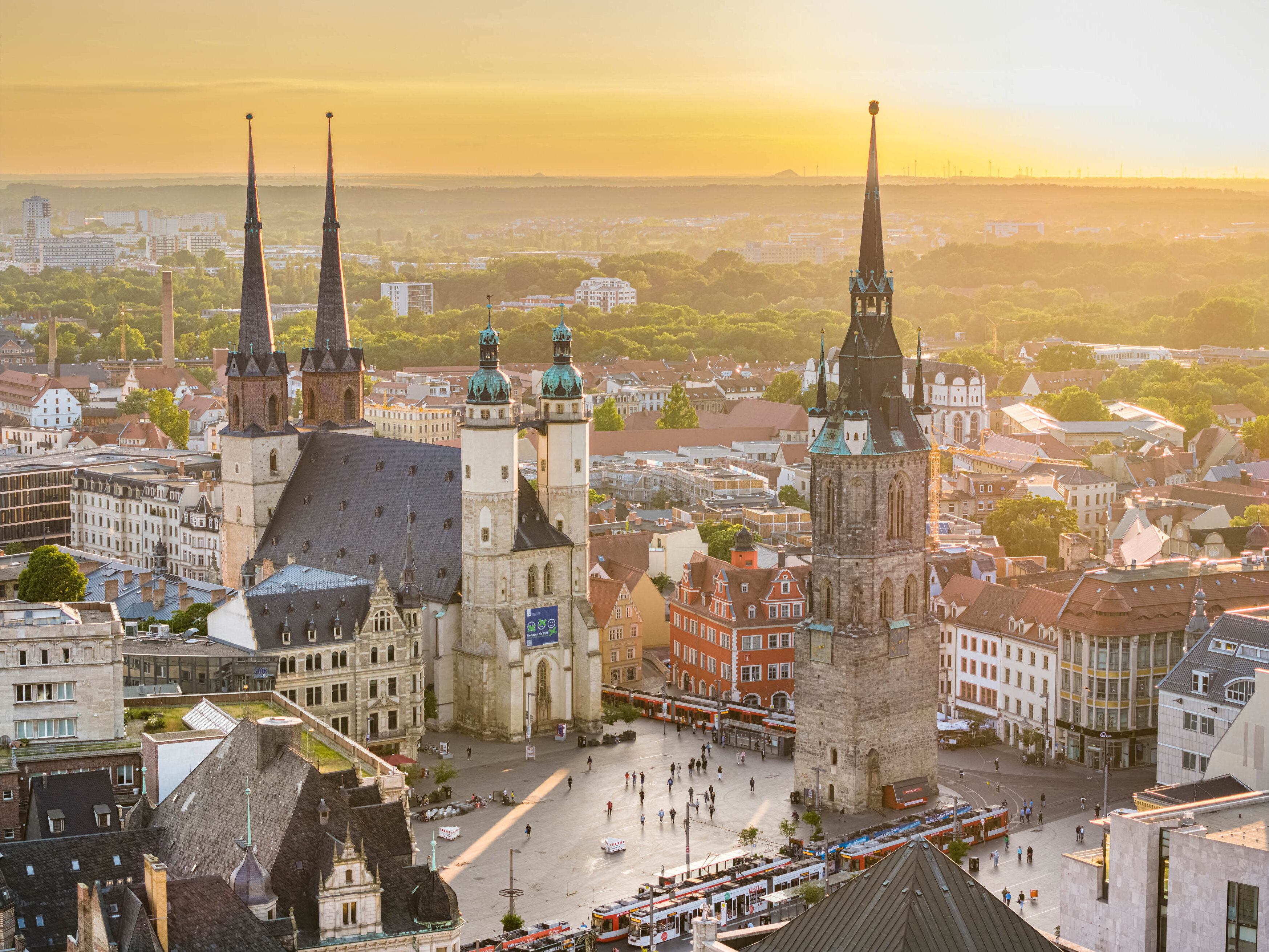 Blick von auf den halleschen Marktplatz mit Rotem Turm und Marktkirche im Abendlicht