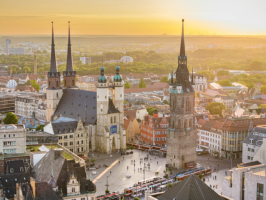 Blick von auf den halleschen Marktplatz mit Rotem Turm und Marktkirche im Abendlicht