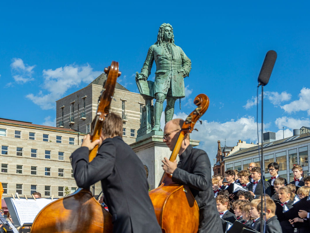Musiker spielen zur Eröffnung der Händelfestspiele au Händel-Denkmal