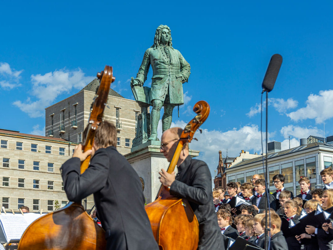 Musiker spielen zur Eröffnung der Händelfestspiele au Händel-Denkmal