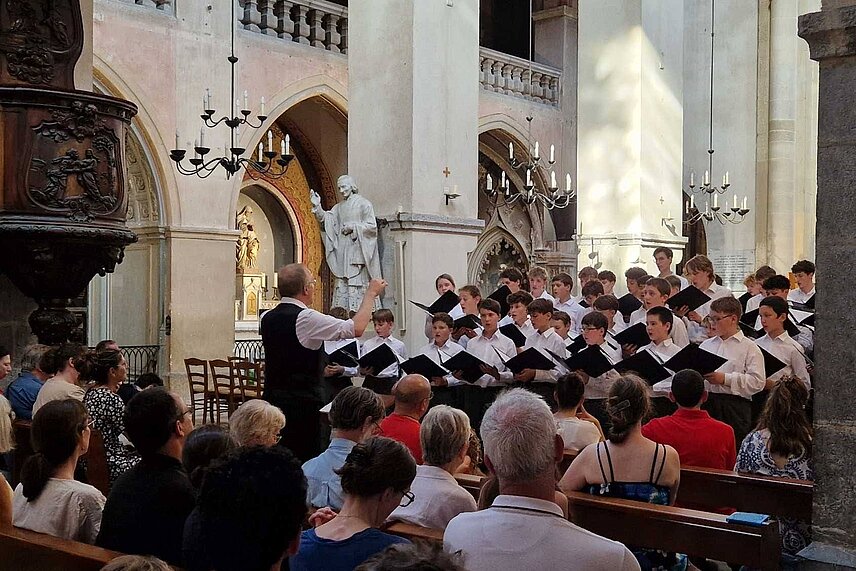 Stadtsingechor )rechts im Chor) singt in der Kathedrale der französischen Partnerstadt Grenoble