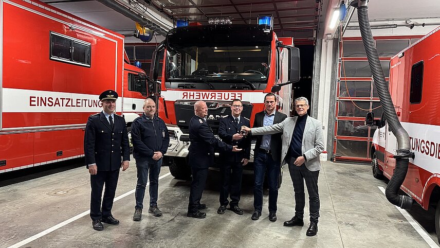 Übergabe des neuen Feuerwehr-Fahrzeugs der Stadt Halle (Saale) in der Feuerwache