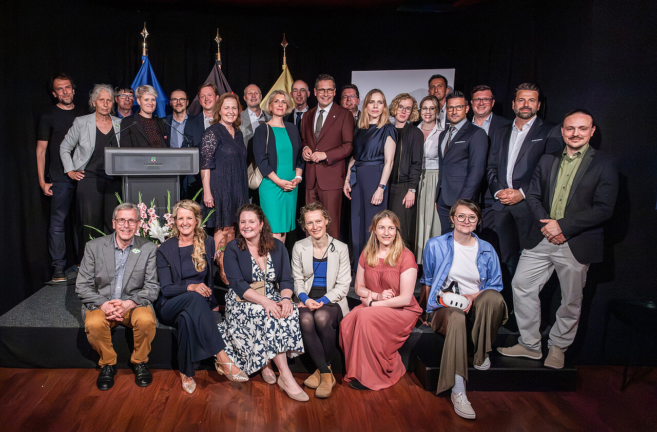 Gruppenbild mit knapp 30 Personen