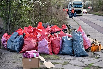 Das Foto zeigt eine Sammlung von Müllsäcken am Ablageort.