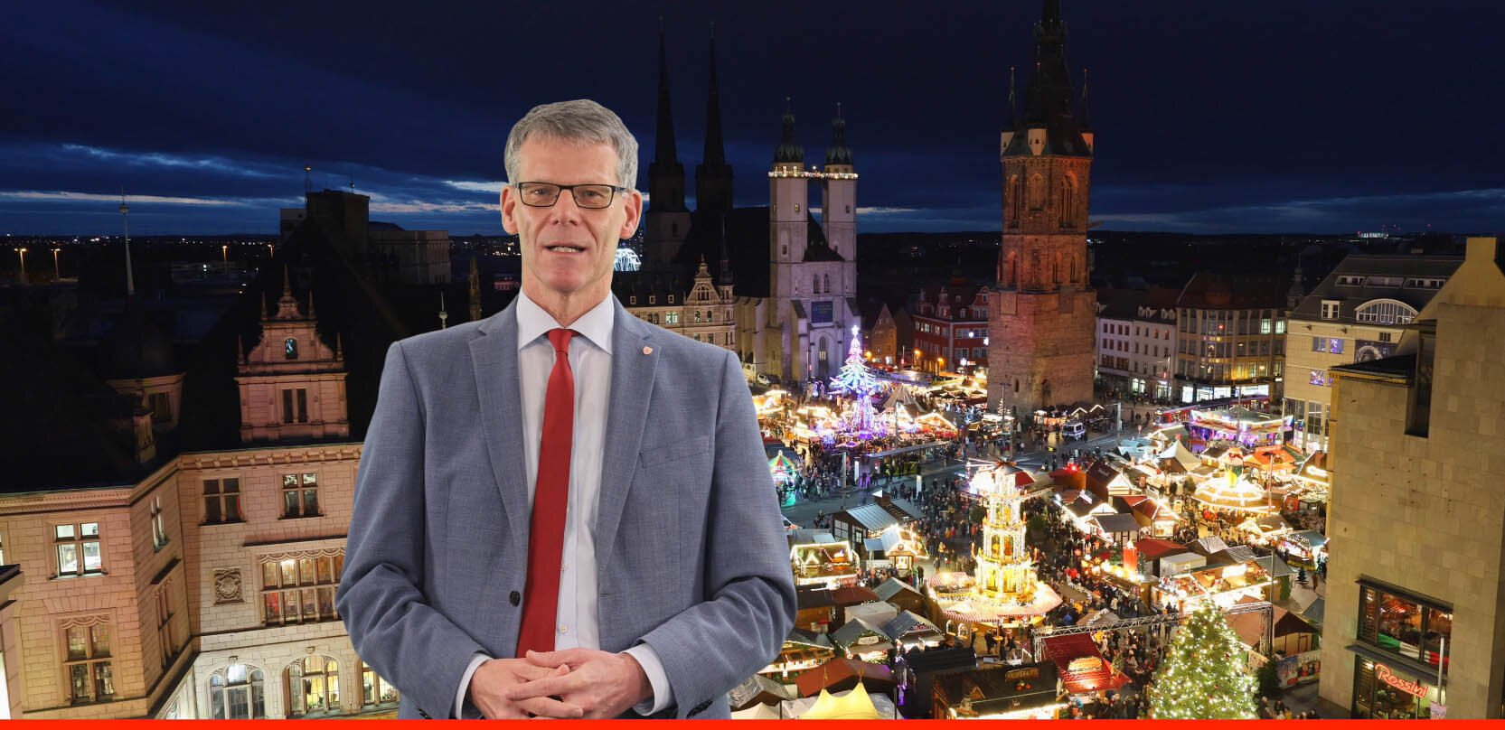 Bürgermeister Egbert Geier spricht - im Hintergrund ist der Weihnachtsmarkt zu sehen