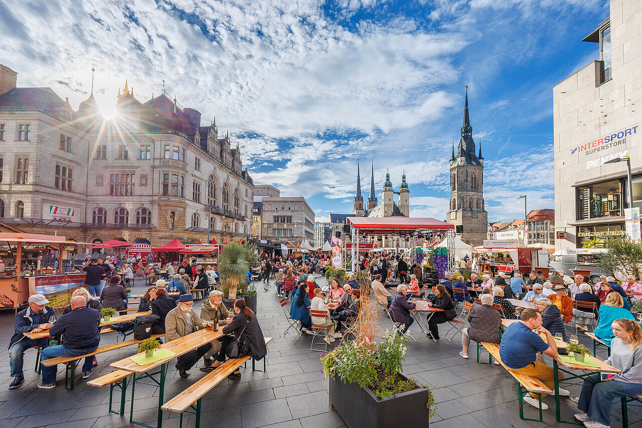 Weinfest, Marktplatz mit Menschen, Blick auf Türme