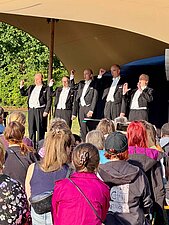 Sänger im Anzug auf der kleinen Bühne