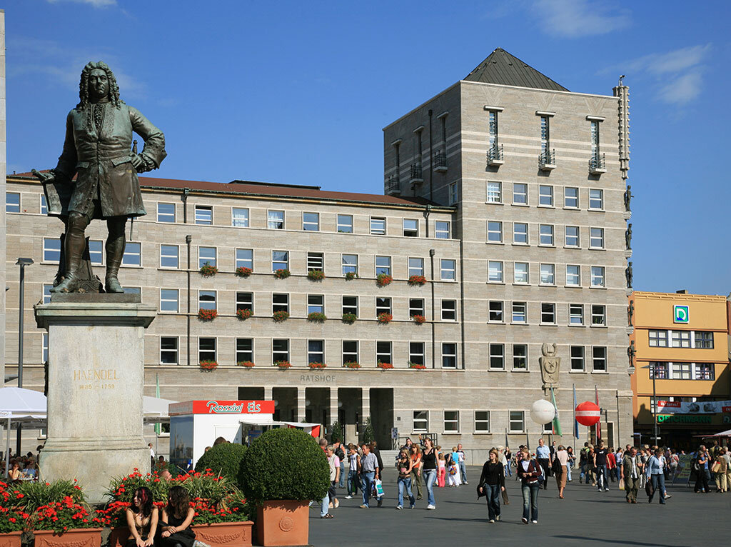 Blick auf den Ratshof am Marktplatz, Händeldenkmal im Vordergrund
