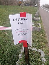 Foto, auf dem ein Blatt mit der Aufschrift "Frühjahrsputz 2025" zu sehen ist, welches den Sammelplatz ausweist.