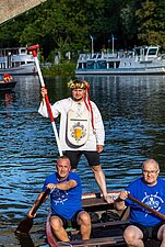 Sieger des Fischerstechens mit Siegerkranz auf dem Kopf