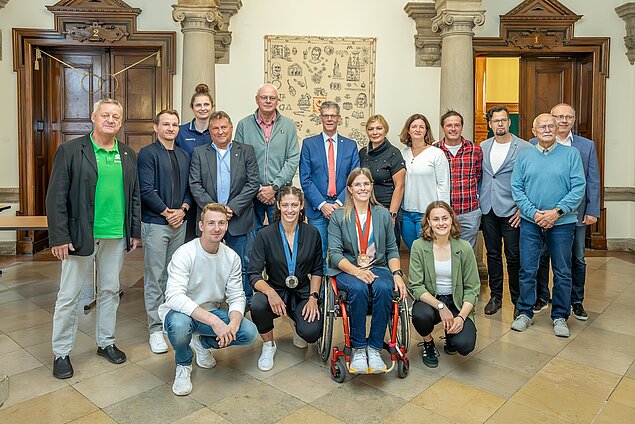 Gruppenfoto mit beiden Medaillengewinnerinnen in der Mitte.