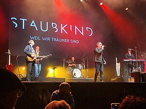 Gruppe Staubkind auf der Bühne Ziegelwiese