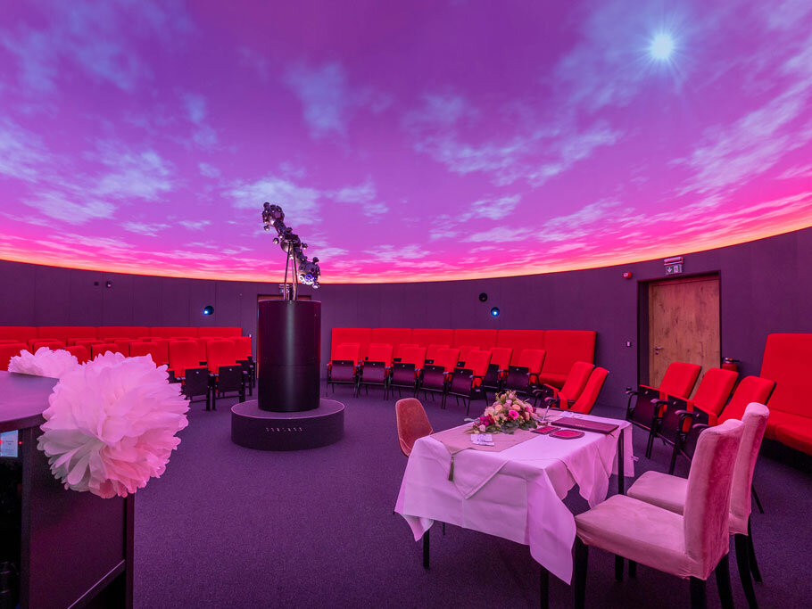 Sternesaal des Planetariums mit rosarotem Himmel als Trauungsort