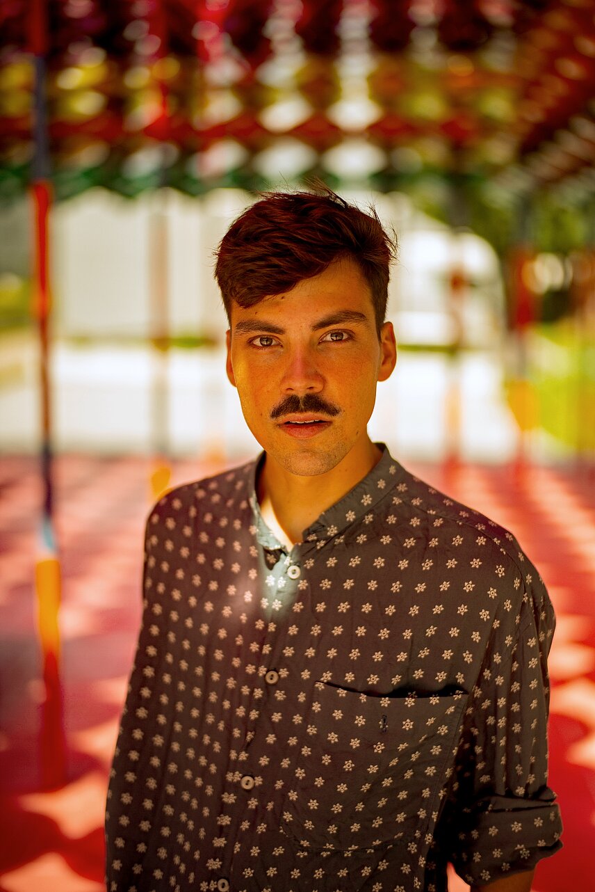 Der Autor, Slam-Poet und Moderator Aron Boks ist Stadtschreiber 2026 der Stadt Halle (Saale). Foto: Andreas Schmidt