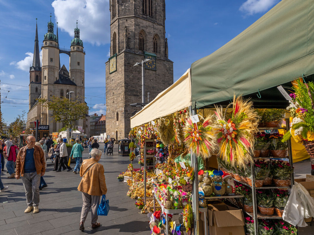 Marktstand mit Blumenschalen und Trockengestecken