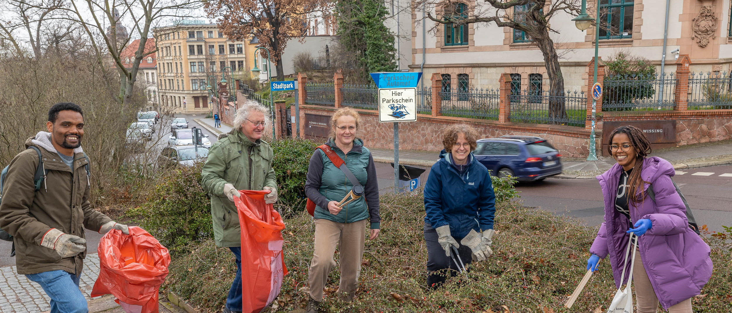 Team des Universitätsklinikums Halle (Saale) sammelt Müll.