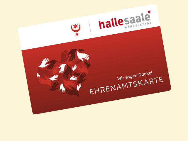 Ehrenamtskarte der Stadt Halle (Saale), daneben Schriftzug Engagement zählt. Und zahlt sich aus. Verlinkung auf www.ehrenamtskarte-halle.de