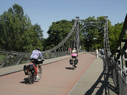 Radfahrer fahren über eine Brücke