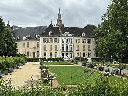 Maison de l'International, Parkanlage, Museum, Haus mit vielen Fenstern, kleiner Turm am Haus, Blumen, Rasen, Weg zum flanieren