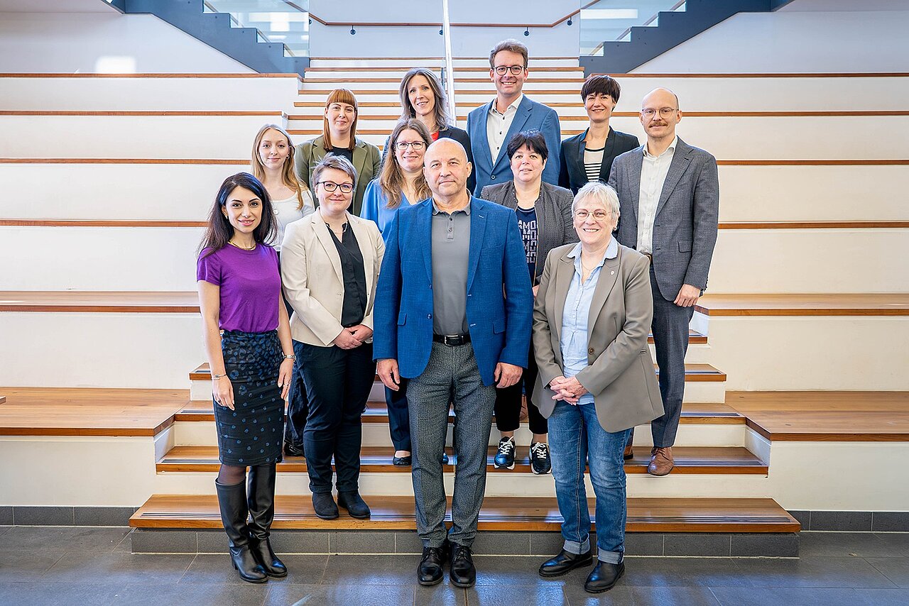 Gruppe auf einer Treppe, vorne die drei Beigeordneten, die die Kooperationsvereinbsrung unterschrieben haben.