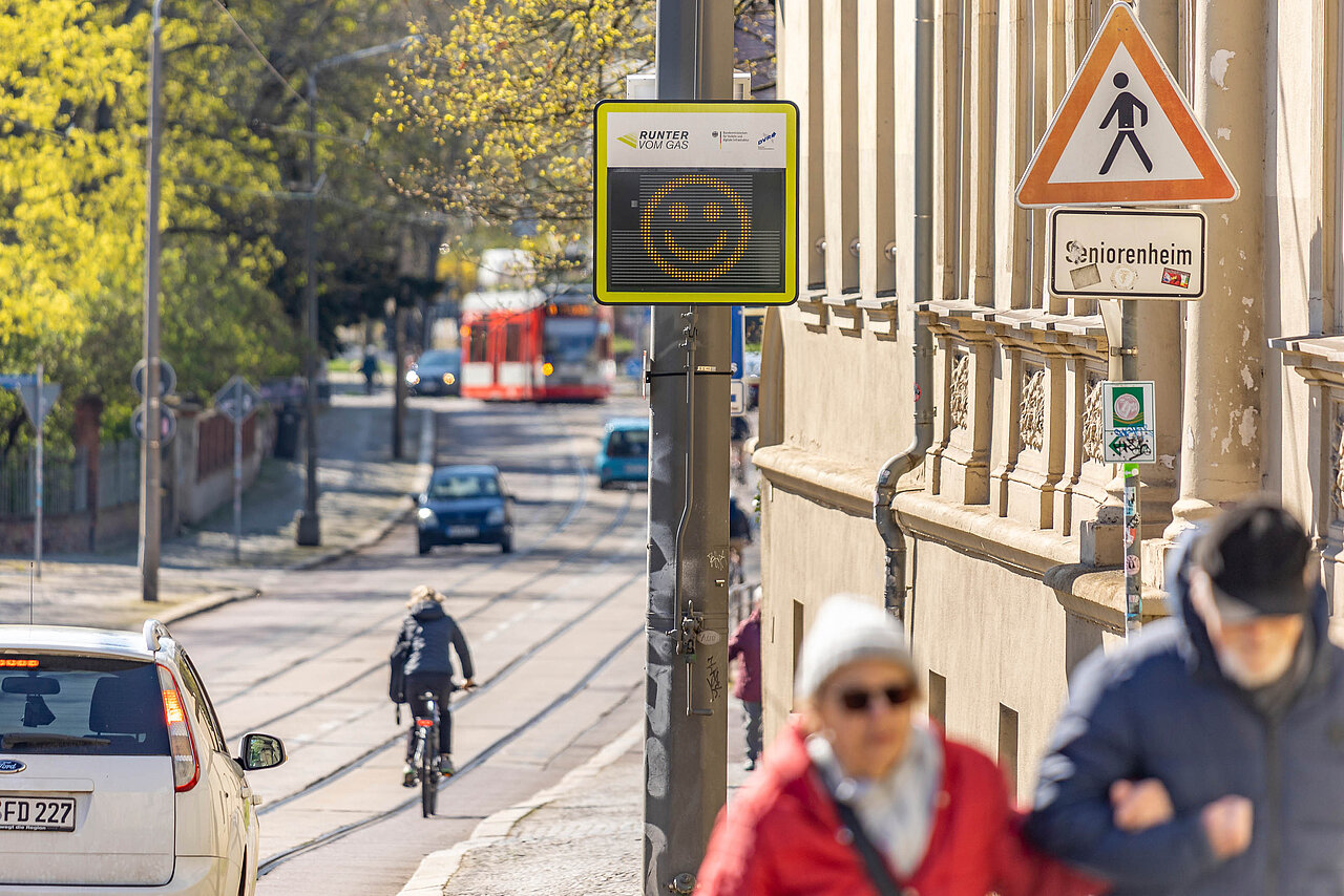 Das Dialog-Display steht rechts von der Brugstraße und zeigt einen Smiley. 
