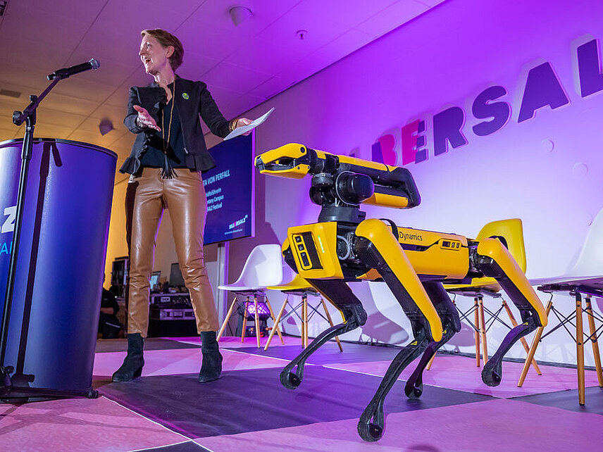 Festivalleiterin Donata von Perfall mit gelbem Roboter-Hund