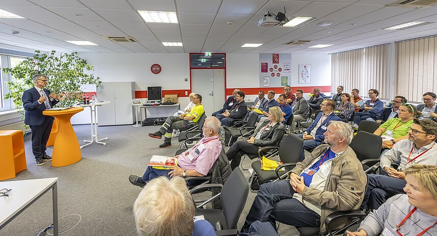 Blick in Saal mit Zuhörern, lins am Pult steht Bürgermeister Egbert Geier 