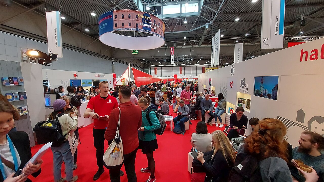 Besucherinnen und Besucher bei der hallesaale Lounge auf der Leipziger Buchmesse 2023