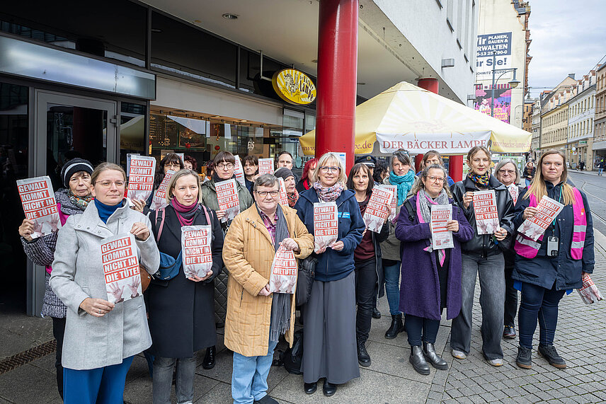 Frauen mit Brötchen-Tüten vor einer Bäckerei-Filiale 
