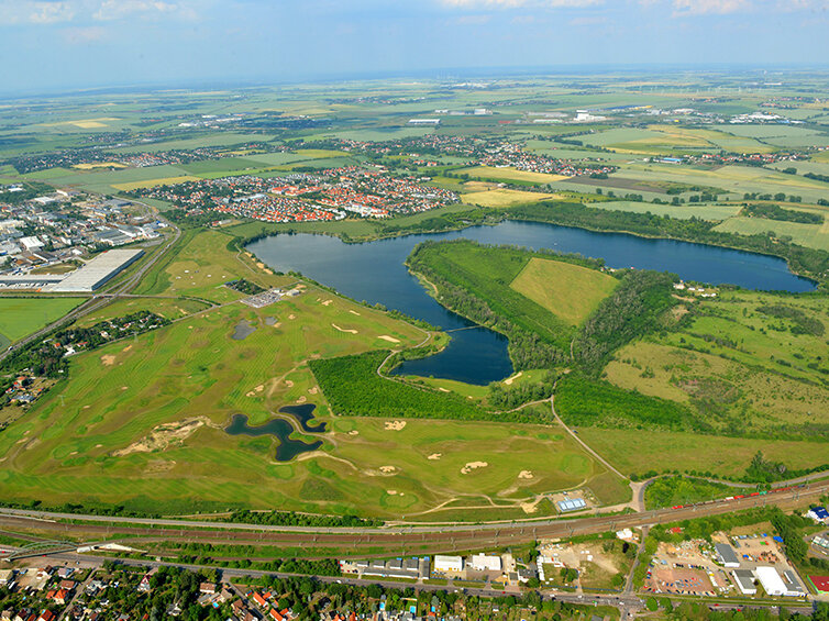 Hufeisensee mit Freizeiteinrichtungen