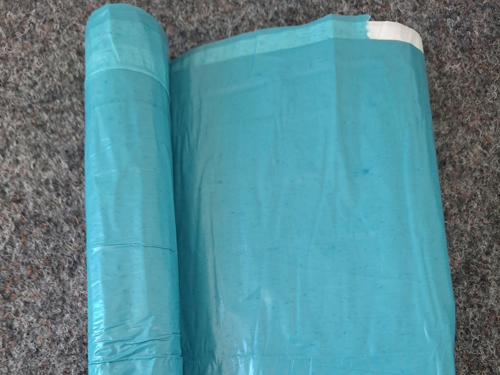 eine Müllbeutelrolle aus blauen Plastik