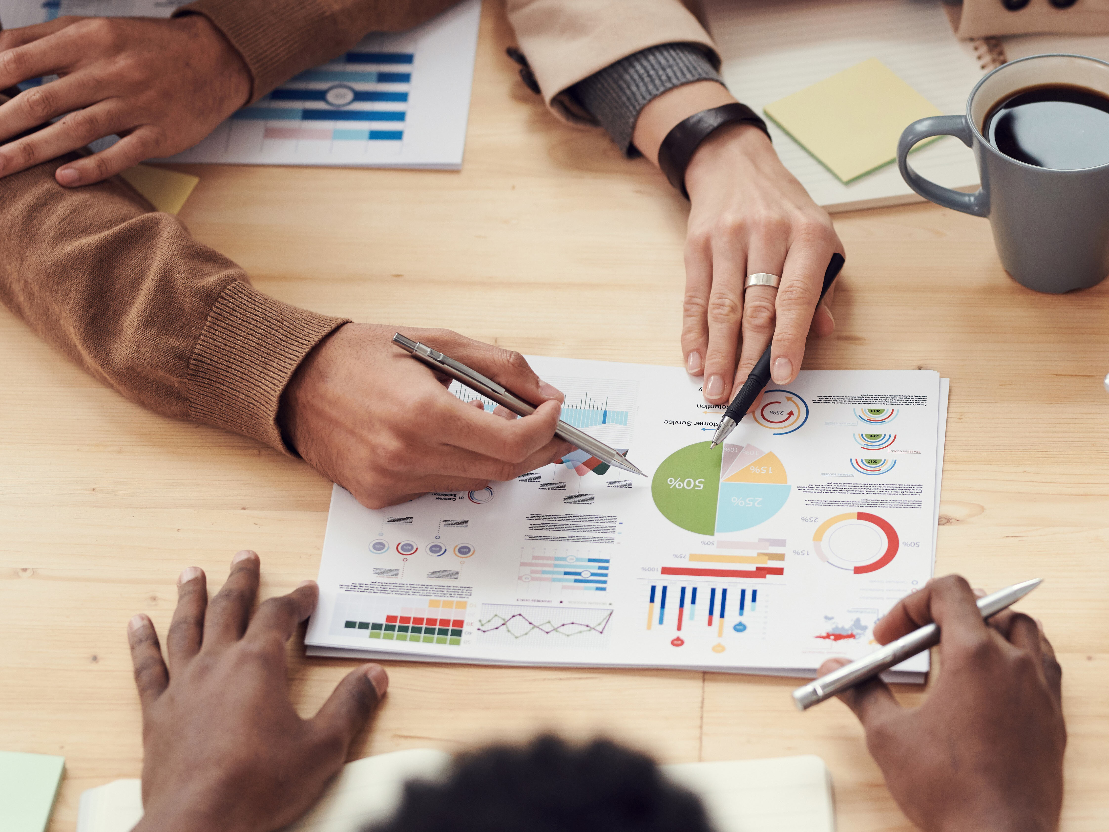 Teamarbeit am Tisch mit Stift und Zettel 