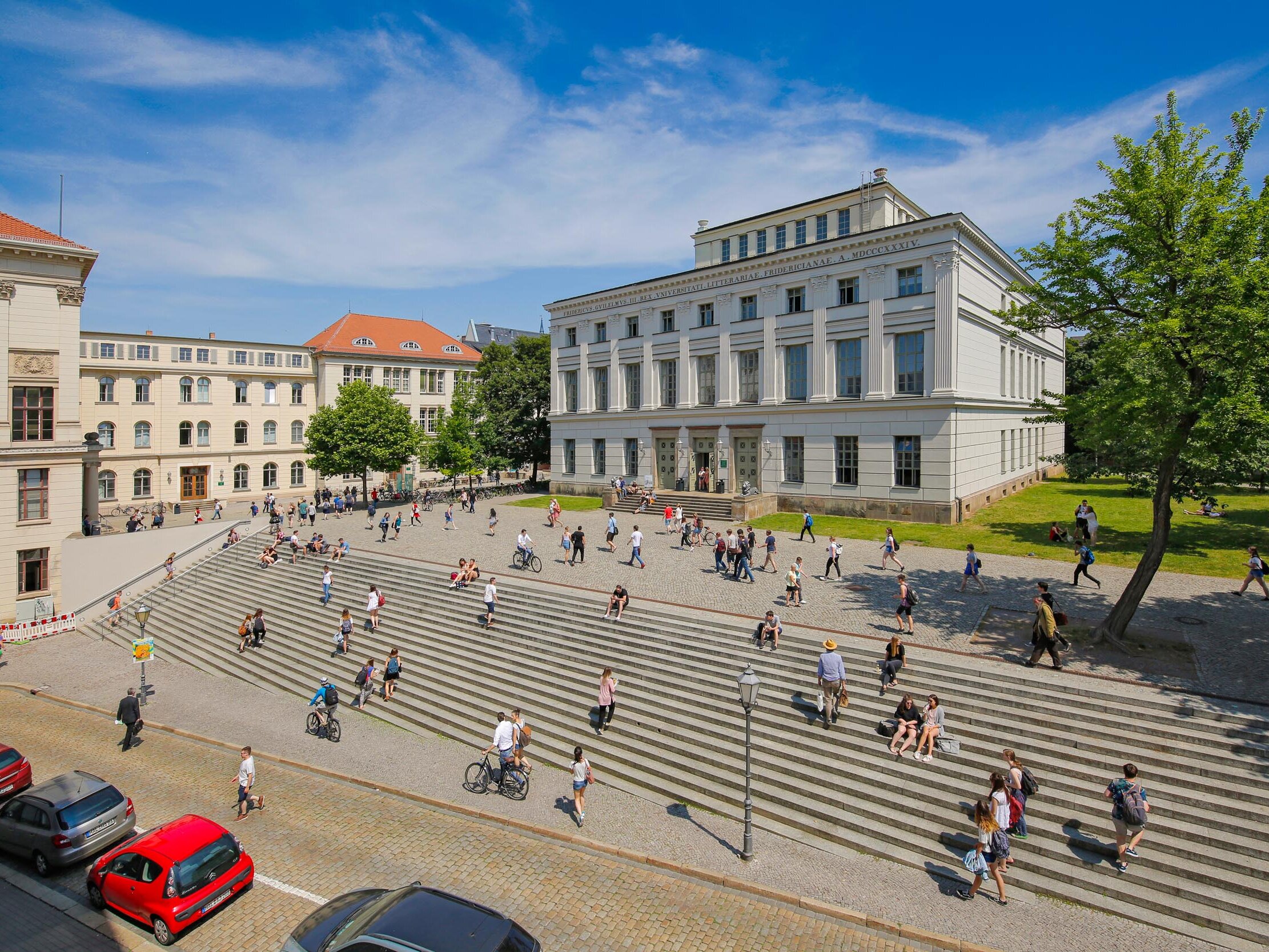 Blick auf den Universitätsplatz mit großer Freitreppe und Löwengebäude
