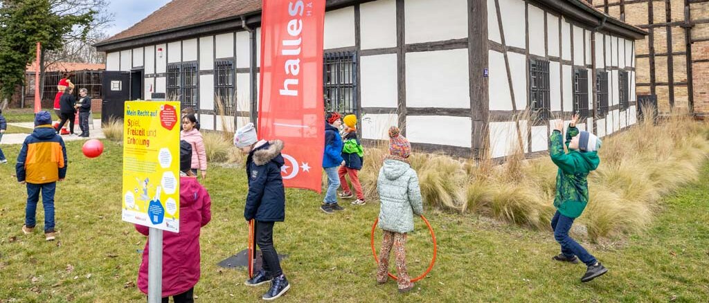 Kinder spielen vor dem Salinemuseum 
